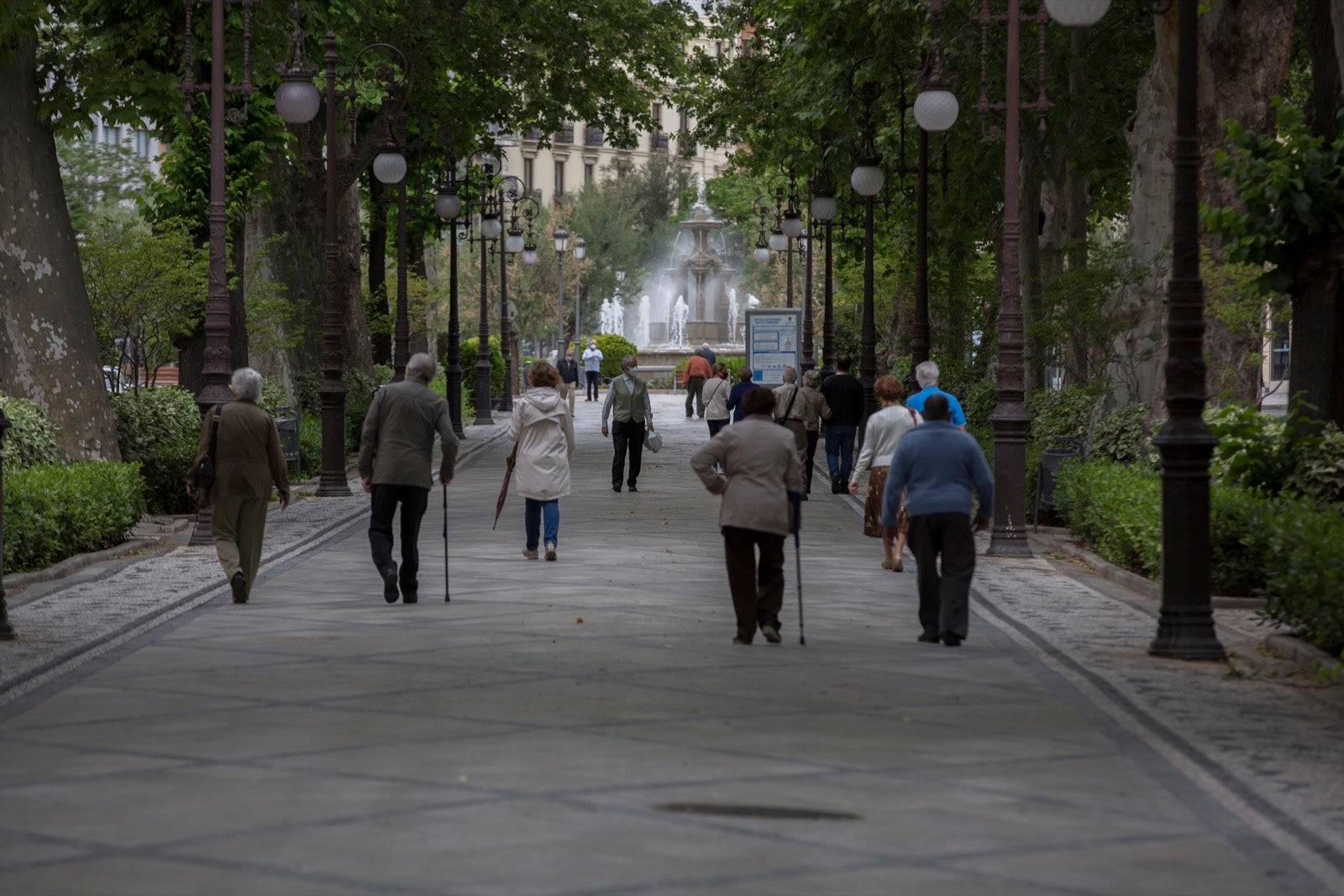 El cambio de tiempo y el cierre de tiendas deja el día con menos afluencia en las vías de la capital