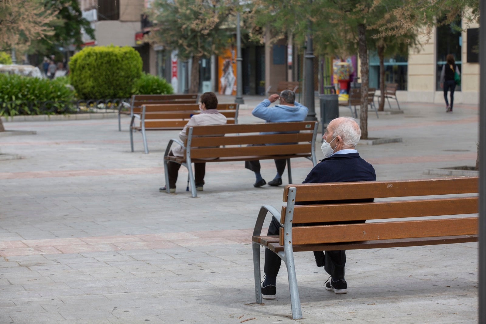 El cambio de tiempo y el cierre de tiendas deja el día con menos afluencia en las vías de la capital