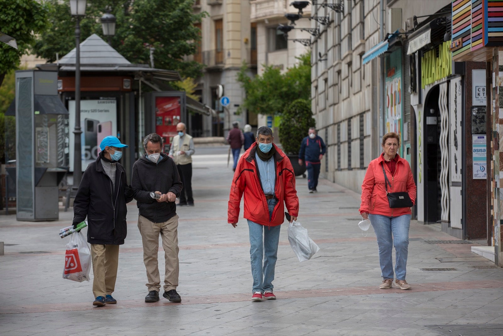 El cambio de tiempo y el cierre de tiendas deja el día con menos afluencia en las vías de la capital