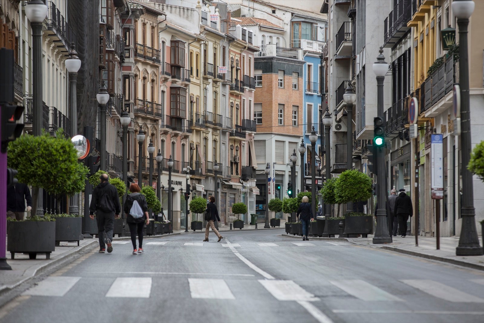 El cambio de tiempo y el cierre de tiendas deja el día con menos afluencia en las vías de la capital