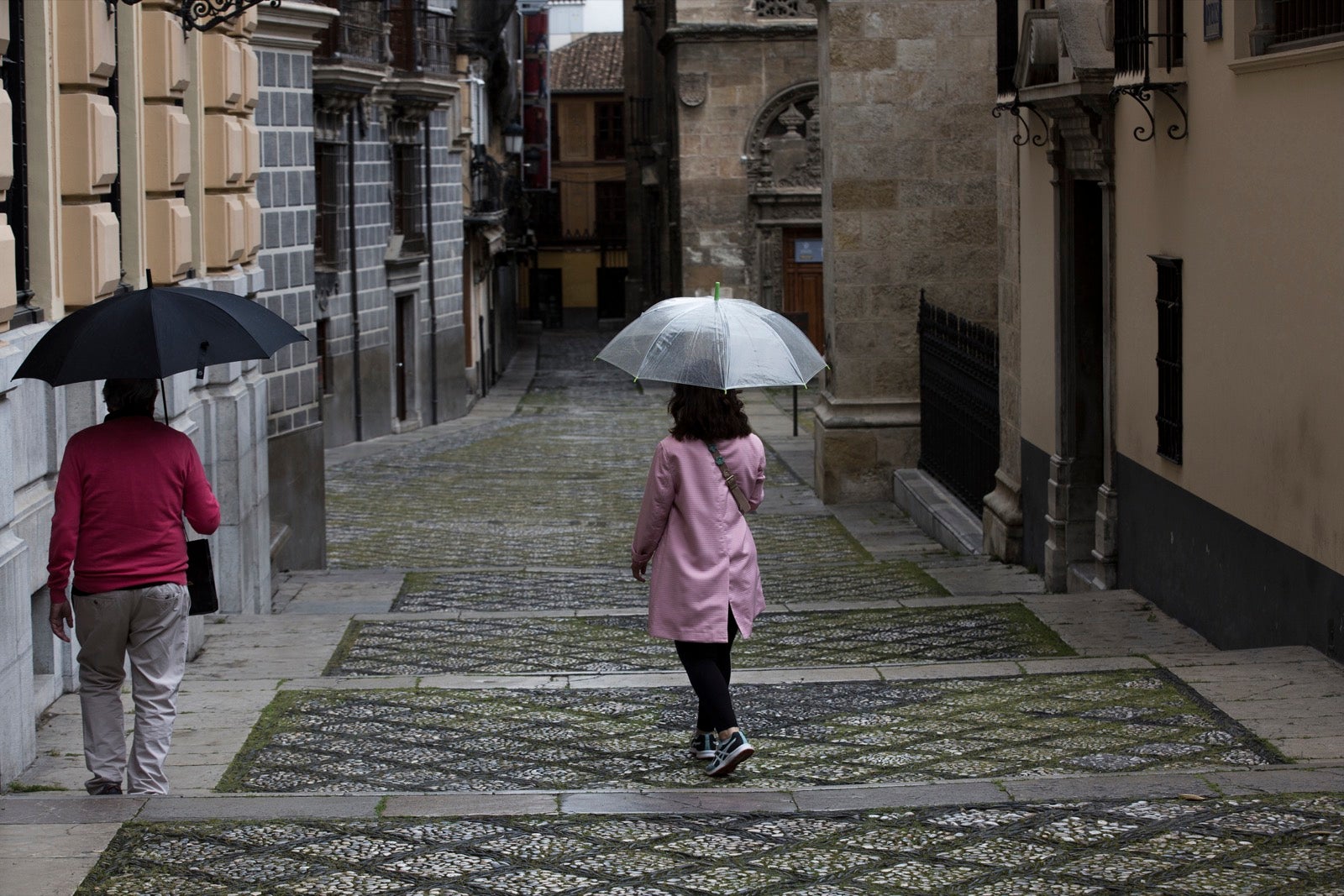 El cambio de tiempo y el cierre de tiendas deja el día con menos afluencia en las vías de la capital