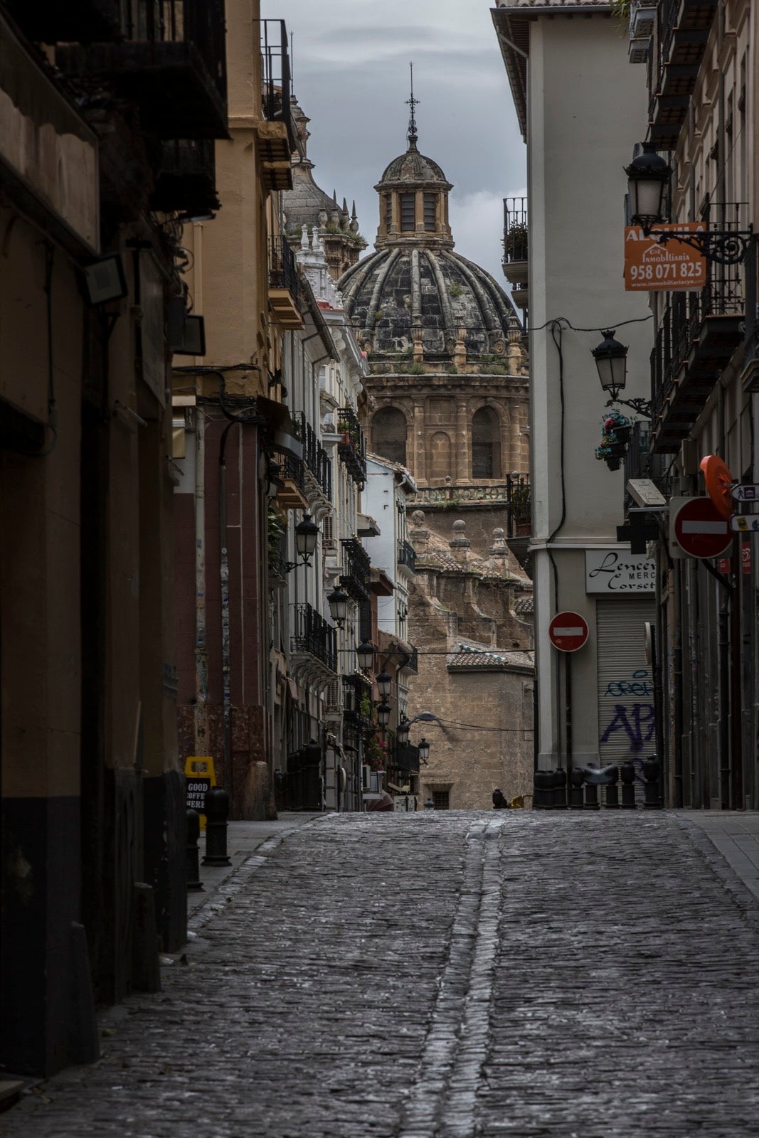 El cambio de tiempo y el cierre de tiendas deja el día con menos afluencia en las vías de la capital