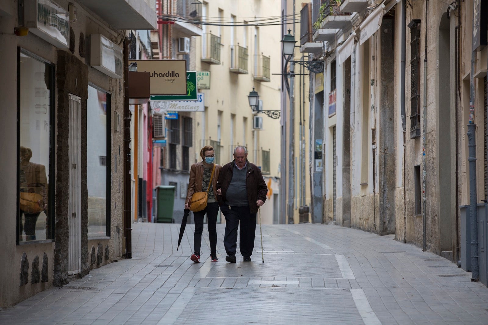 El cambio de tiempo y el cierre de tiendas deja el día con menos afluencia en las vías de la capital