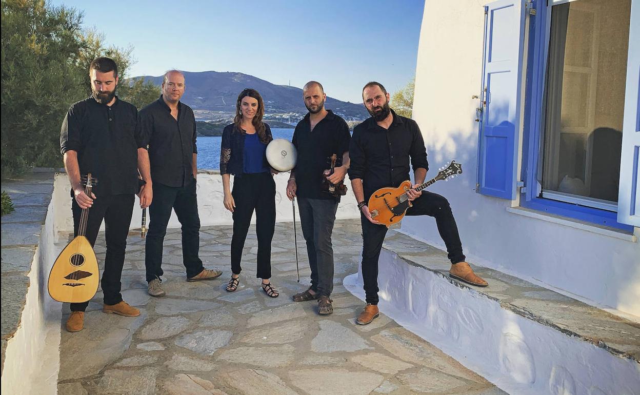 Los cinco miembros del grupo Darash.