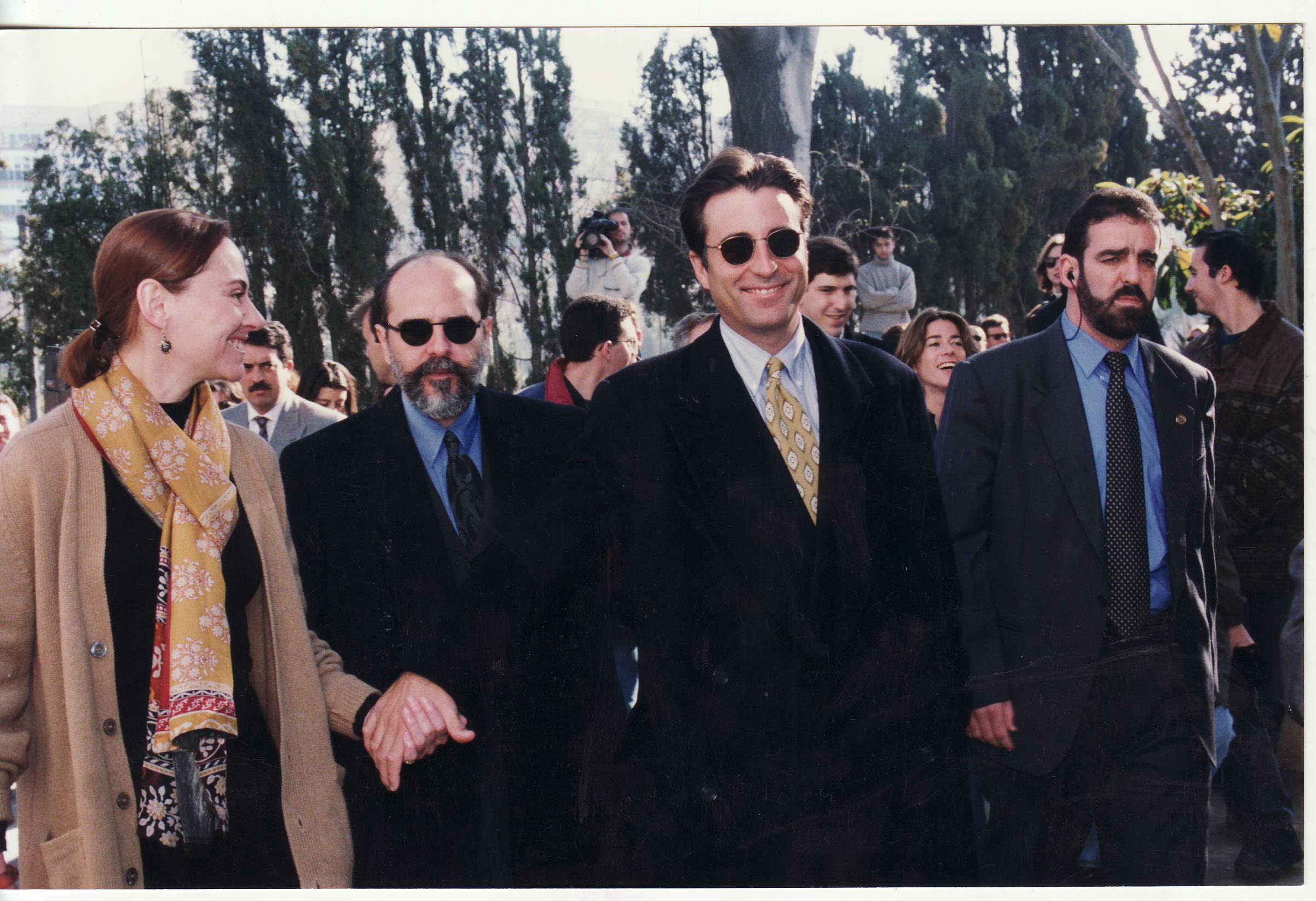 El actor Andy García coge la mano de Laura García Lorca durante una visita a la Huerta de San Vicente en la presentación en Granada de la película 'Muerte en Granada'.