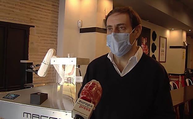 El bar andaluz donde un robot tira las cañas para evitar contagios