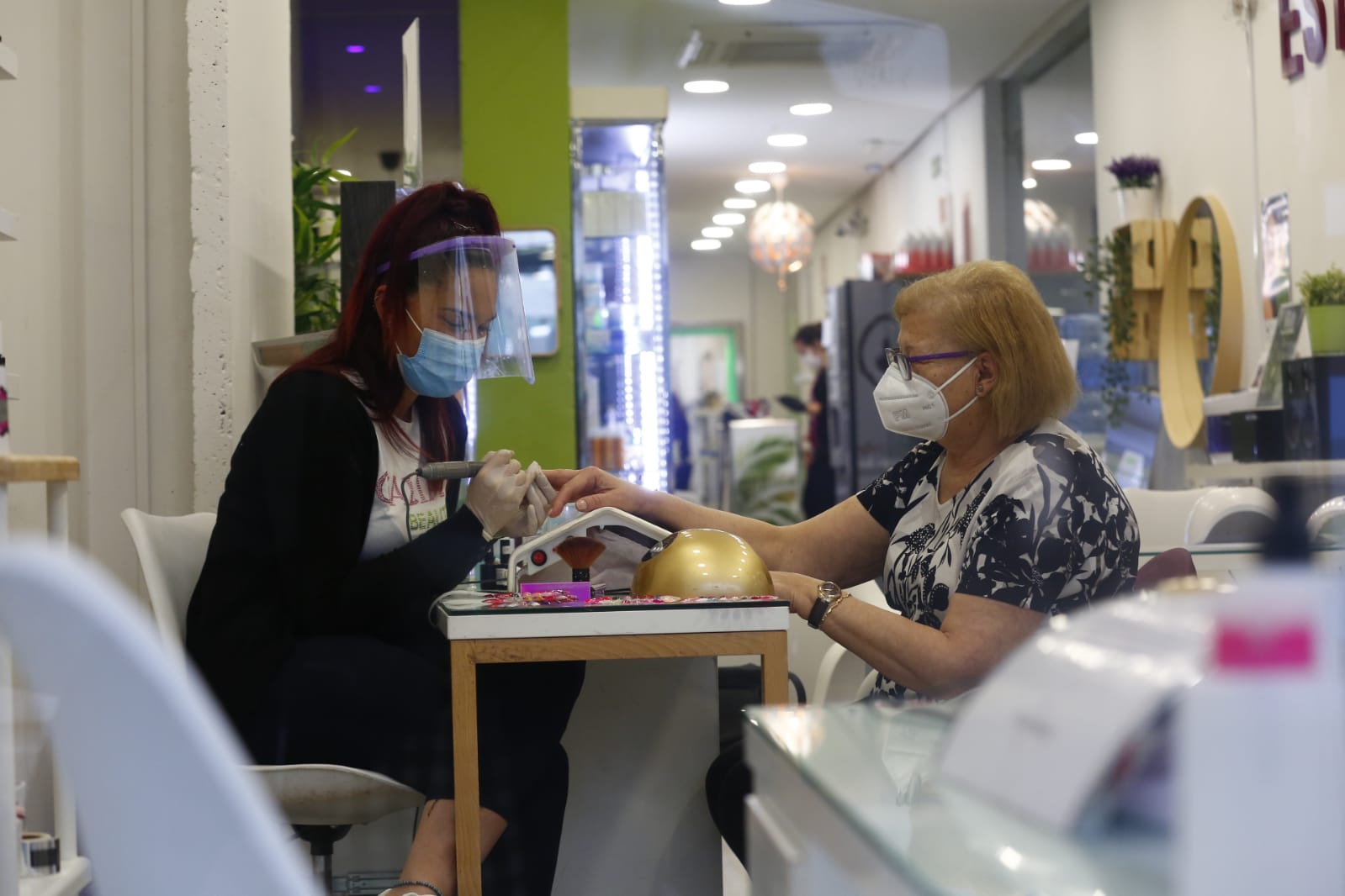 El agua que está cayendo sobre a capital provoca que los granadinos que salen a la calle lo hagan protegidos