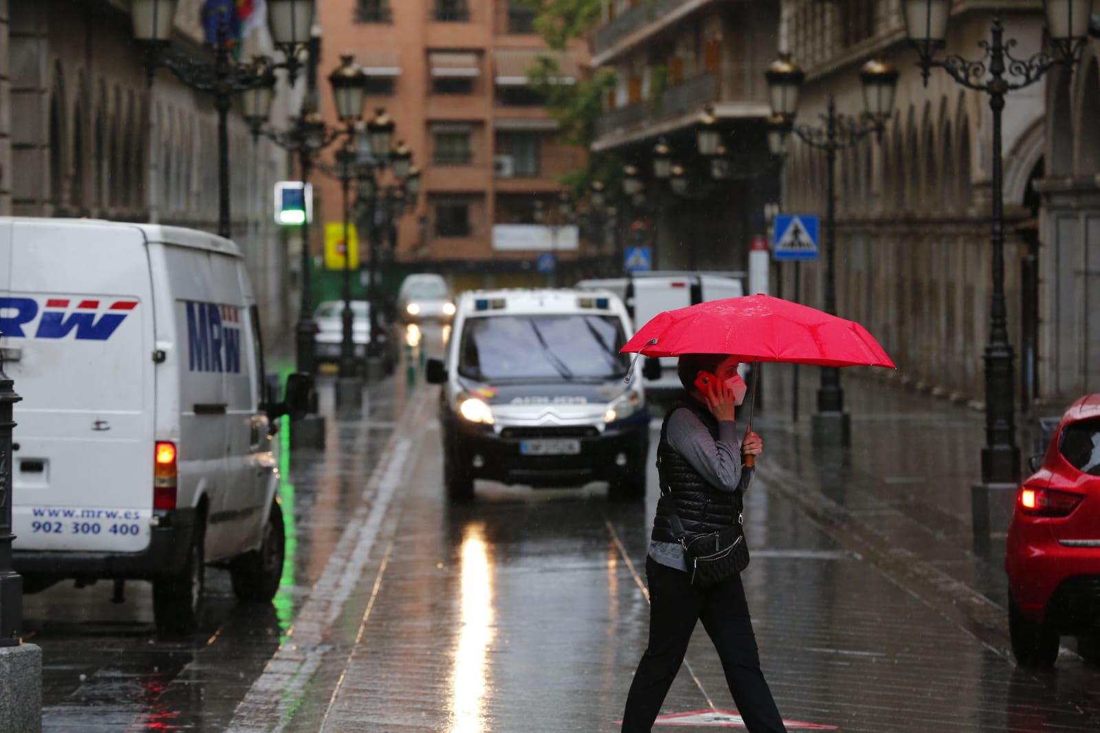 El agua que está cayendo sobre a capital provoca que los granadinos que salen a la calle lo hagan protegidos