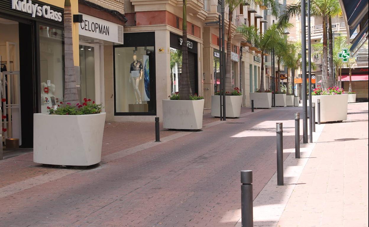 Motril retirará maceteros y mobiliario urbano para garantizar la distancia de seguridad en las compras