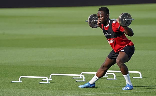 Arvin Appiah realiza ejercicios de fuerza. 