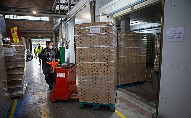 Imagen principal - Actividad en el Banco de Alimentos, que cuenta con un centro logístico en Merca Granada.