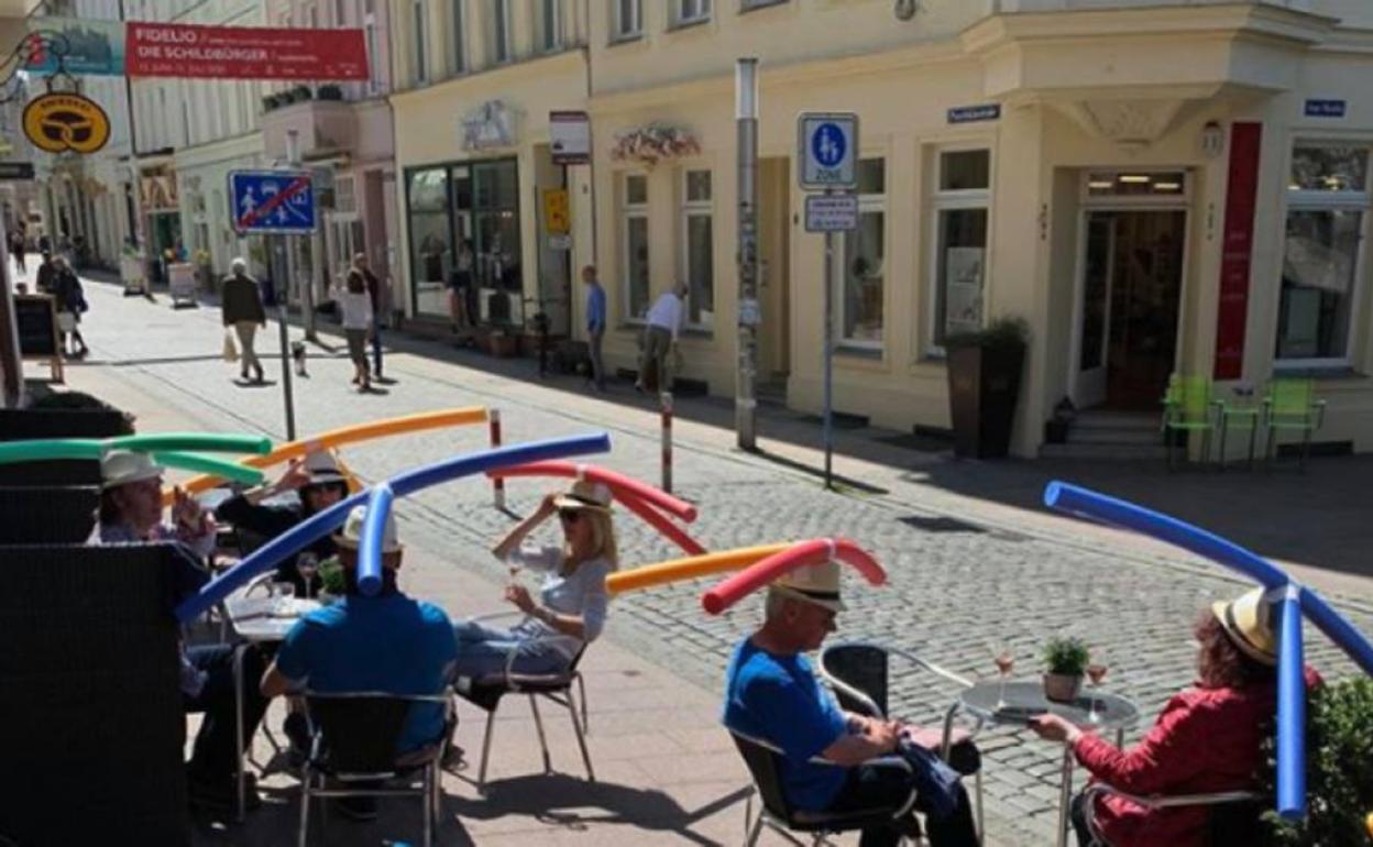 Una terraza utiliza churros de natación para mantener la distancia entre clientes
