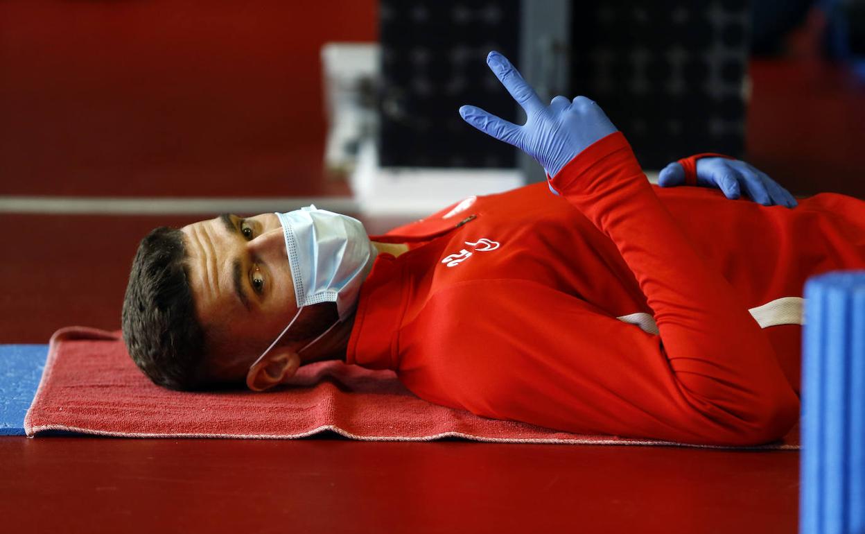 Domingos Duarte hace un gesto de aprobación, protegido en el interior del gimnasio en la sesión de ayer. 