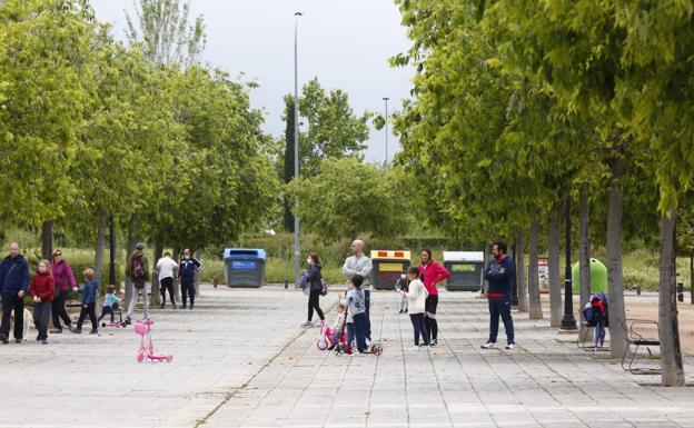 Andalucía propone al Gobierno dos franjas horarias: mayores de 70 antes de las 14 horas y niños, después