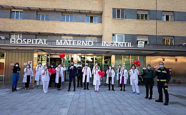 Sanitarios y miembros de los cuerpos de seguridad, junto al alcalde y al personal del hospital durante el homenaje.