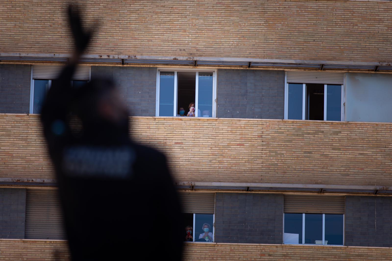 Los pequeños héroes ingresados en el hospital Materno Infantil han conocido en la mañana de este miércoles a otros héroes, los que durante las semanas de estado de alarma han velado por el cumplimiento de las restricciones y los sanitarios que han cuidado de los afectados 