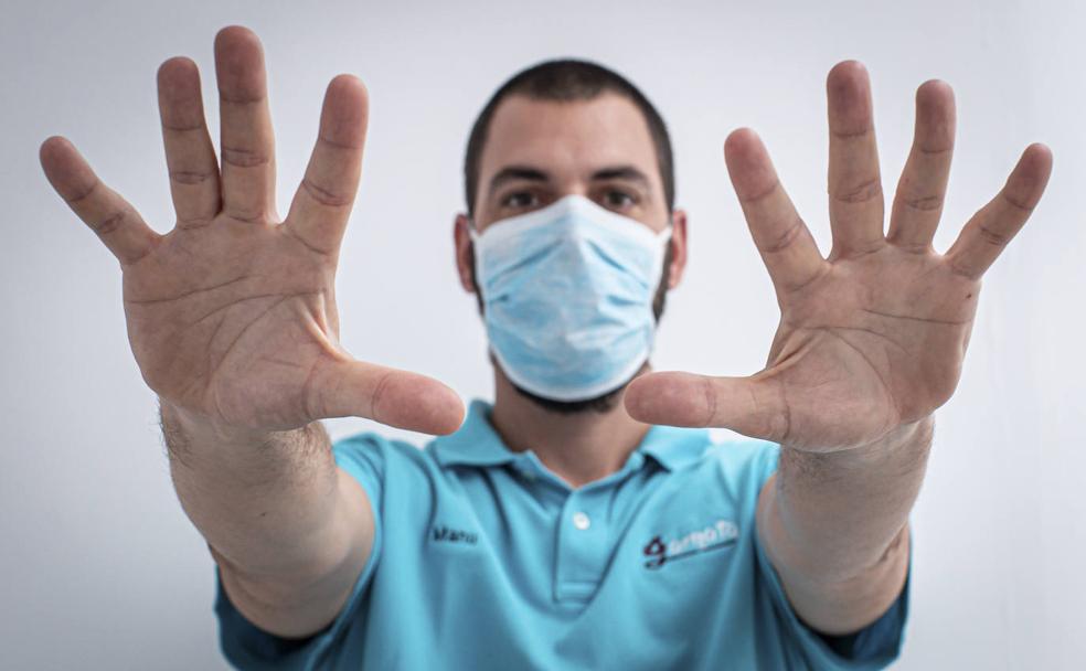 Las manos de Manu son su herramienta para sanar las lesiones corporales.