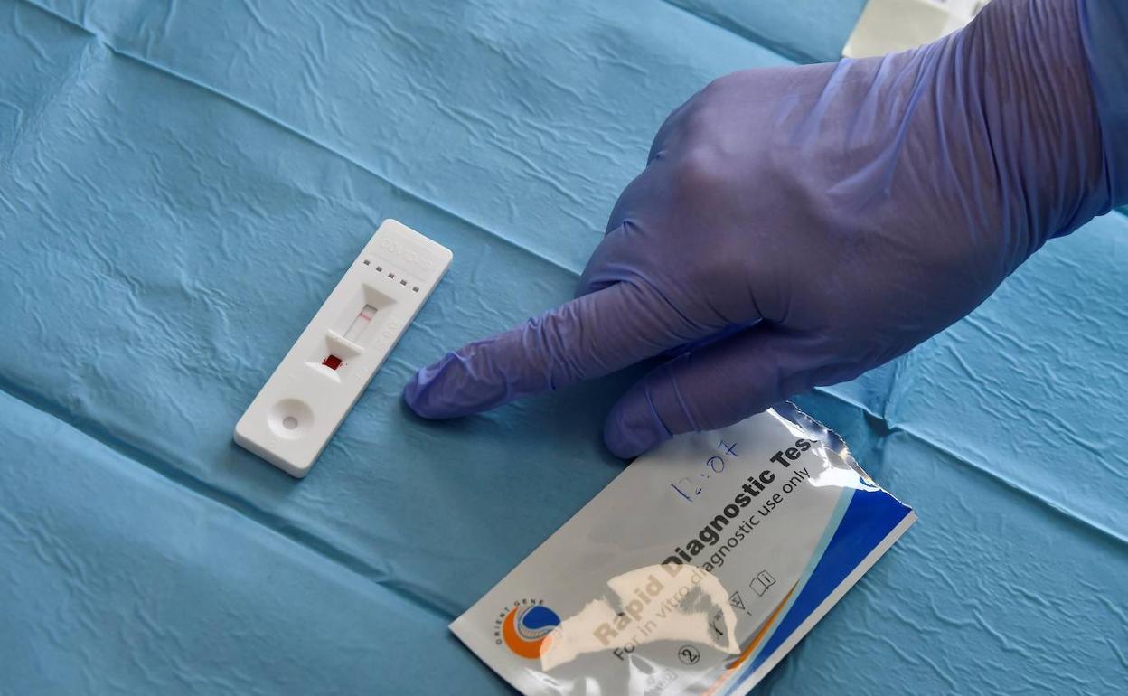 Una sanitaria tras realizar a una persona una prueba de prevalencia. 