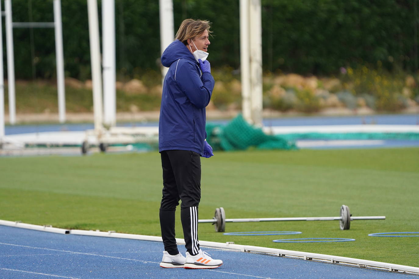 José María Gutiérrez observa el entrenamiento desde la banda del Anexo. 