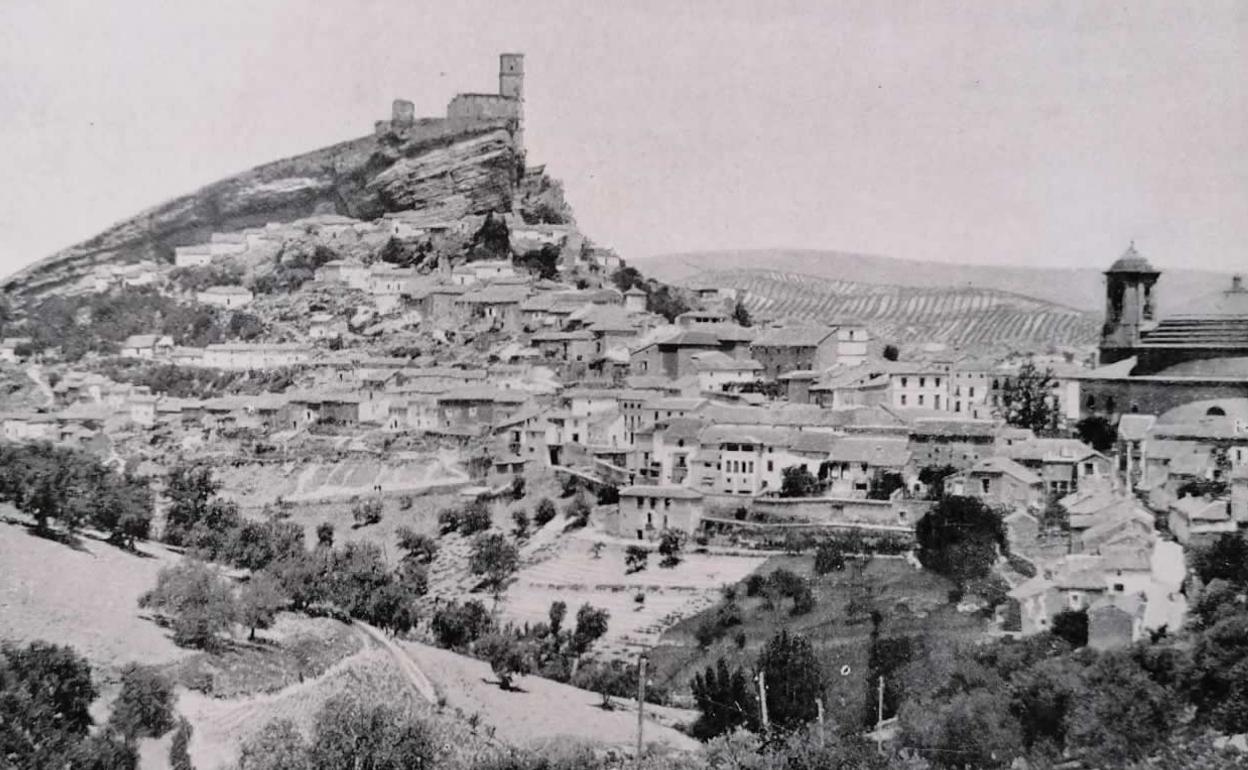 Lámina de la colección con la vista general de Montefrío a principios del siglo XX.