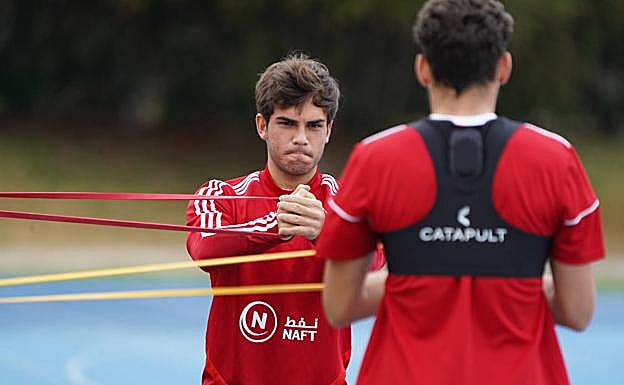 Dani Albiar e Iván Martos trabajan con bandas elásticas en el Anexo. 