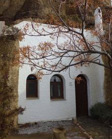 Imagen secundaria 2 - Arriba, preparativos en el Hotel Catalonia de Granada capital. En las fotos pequeñas, los alojamientos en casas-cueva del Tío Tobas y el Abuelo Ventura.