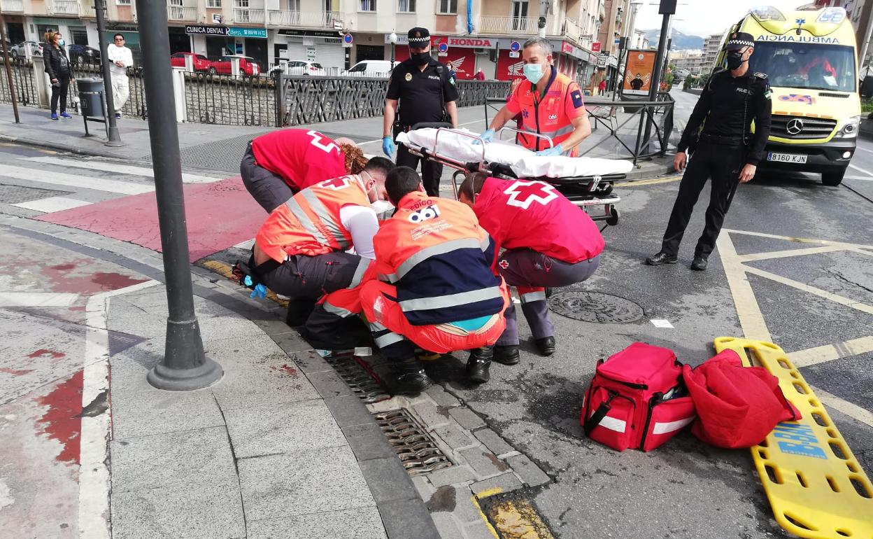 Policía Local y sanitarios junto al herido en Camino de Ronda.