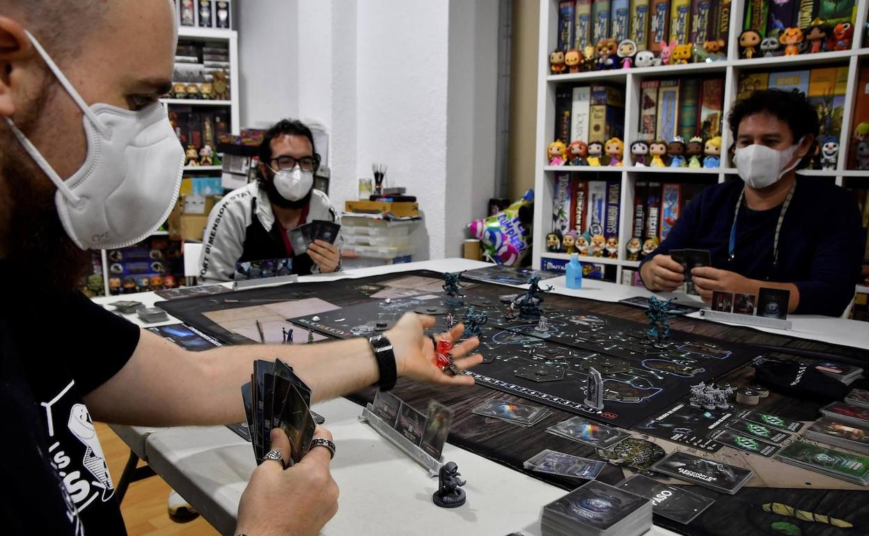 La Fase 1 permite a un grupo de amantes de los juegos de rol reunirse en torno a un tablero