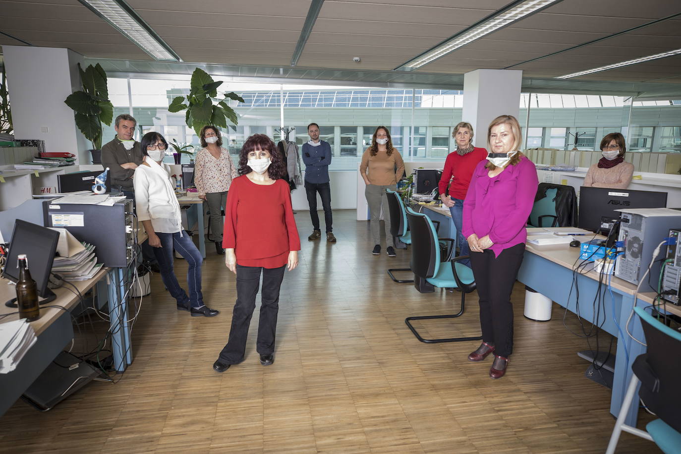 Funcionarios de la Junta que estudian las solicitudes de ERTE.