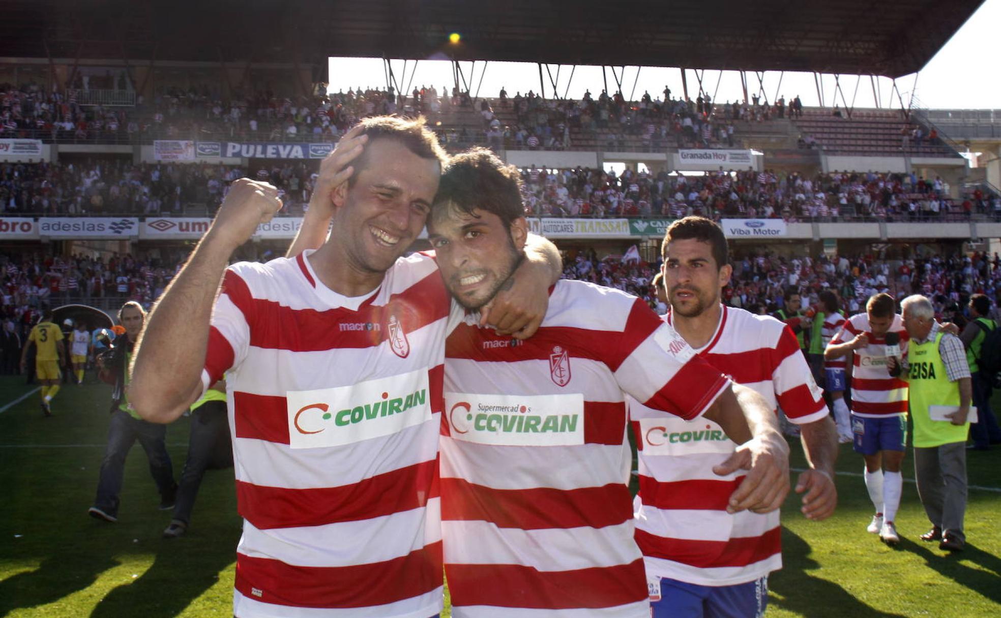 Iván Amaya se abraza con Tariq, con Rubén Párraga a punto de llegar. 