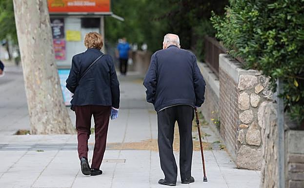 Fase 1 en Granada: La forma de proceder para los mayores de 70 años en las reuniones