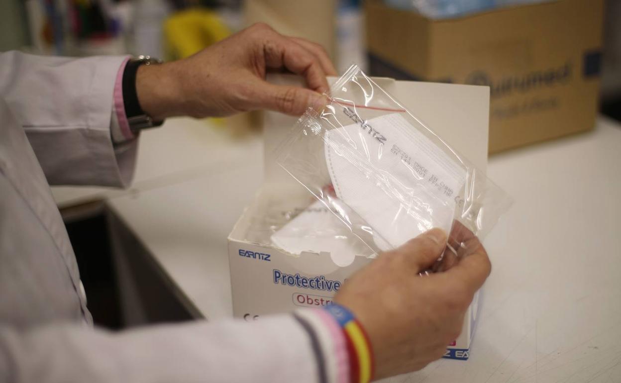 Hasta tres años de cárcel y multa de 55.000 dólares por no usar mascarilla en Catar