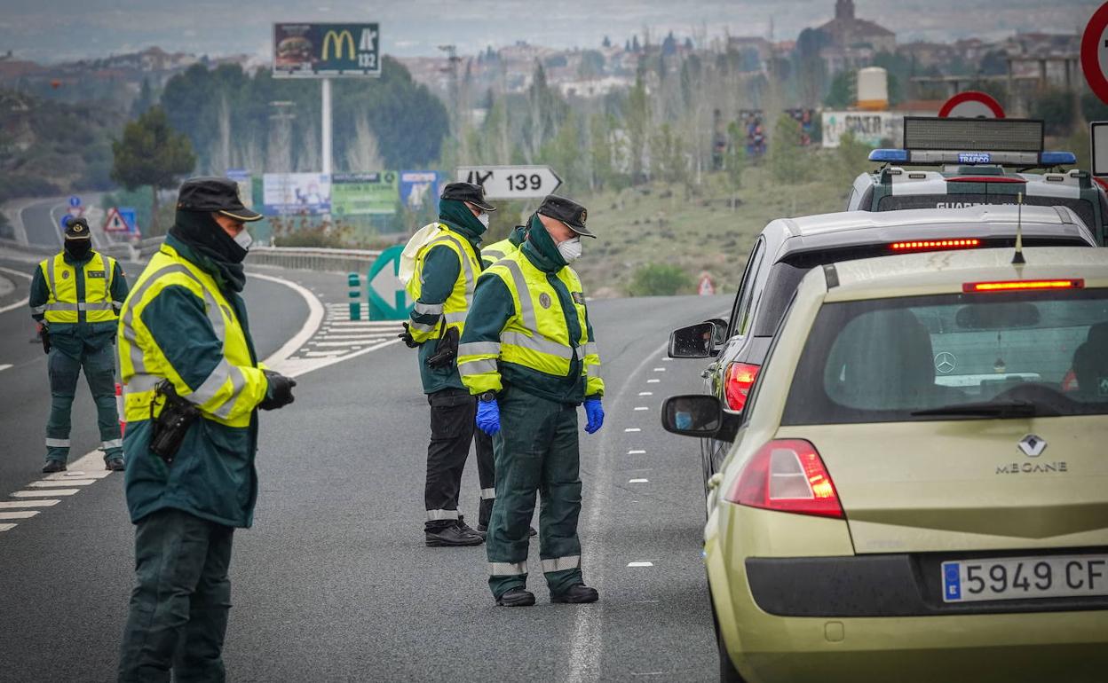 Un control de la Guardia Civil durante el estado de alarma.