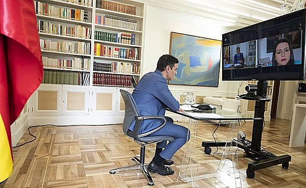Pedro Sánchez e Inés Arriamdas, en una reunión telemática. 