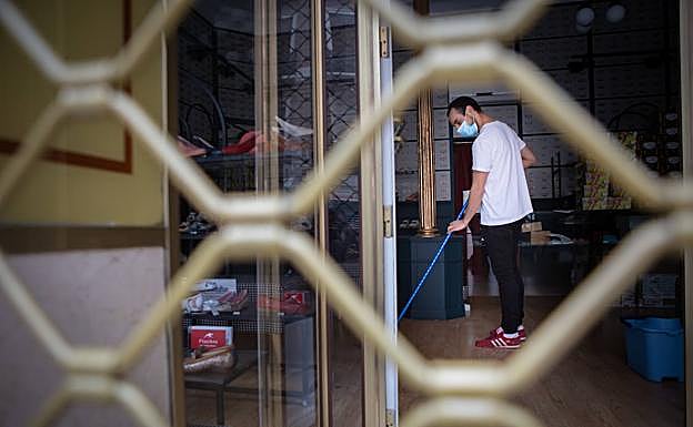 Salvador ultima los preparativos en la tienda de calzado donde trabaja, en la calle Reyes Católicos.