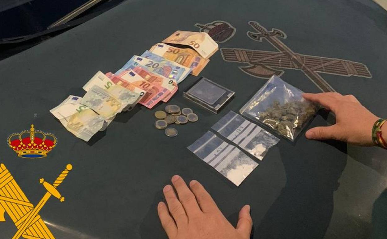 Droga, dinero y báscula de precisión que el joven portaba cuando fue detenido en Tabernas. 