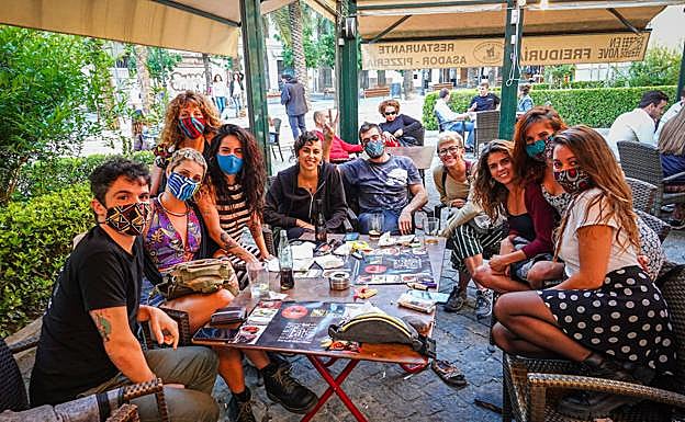 El grupo de amigso con Alma y Raquel, que diseñan mascarillas en palalama.com