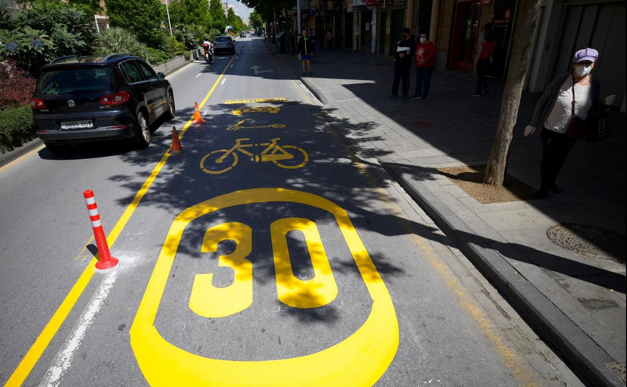 Camino de Ronda han amanecido ya este lunes pintadas de amarillo y con restricciones a los coches. 