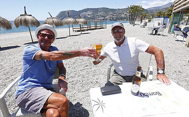 Imagen principal - Solo algunos negocios se decidieron a dar el gran paso el primer día de la fase 1. 