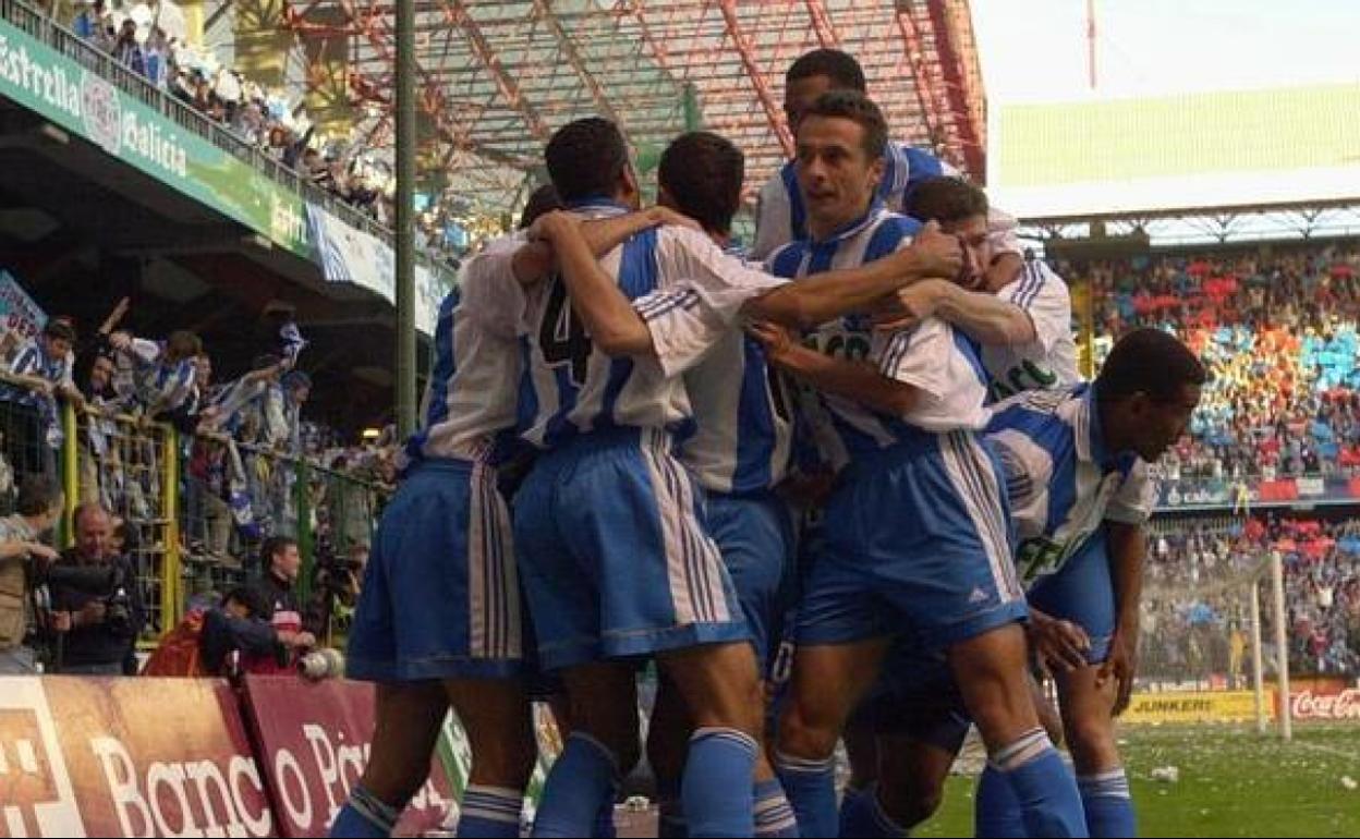 Los jugadores del Deportivo celebran el gol de Donato ante el Espanyol, preludio del título de Liga. 