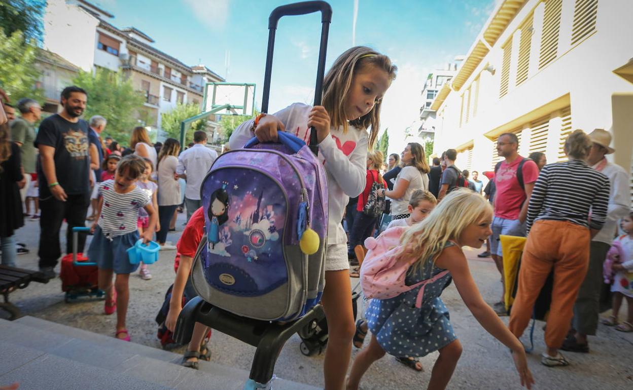 Aprobado el plan de refuerzo educativo para julio ampliado a alumnos de secundaria y gratuito en Andalucía