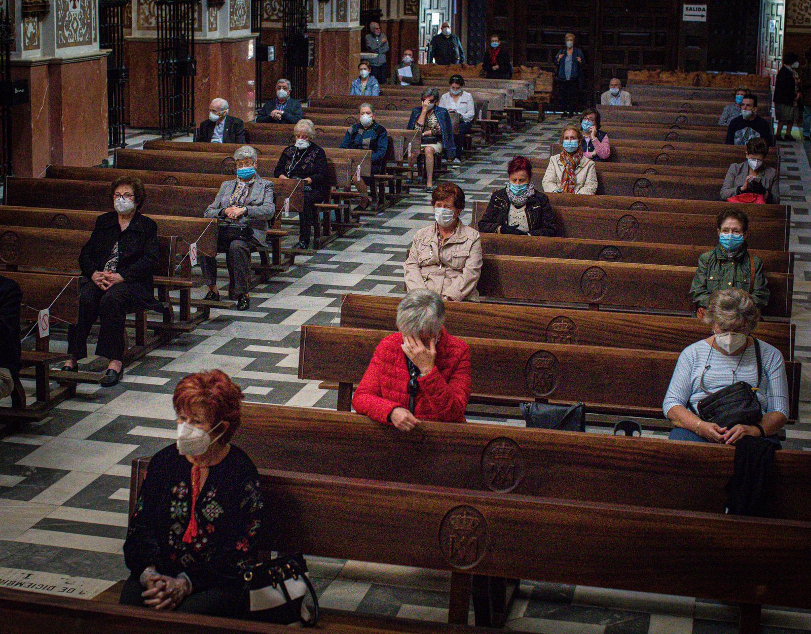 Fotos: Las iglesias de Granada vuelven a recibir a sus fieles