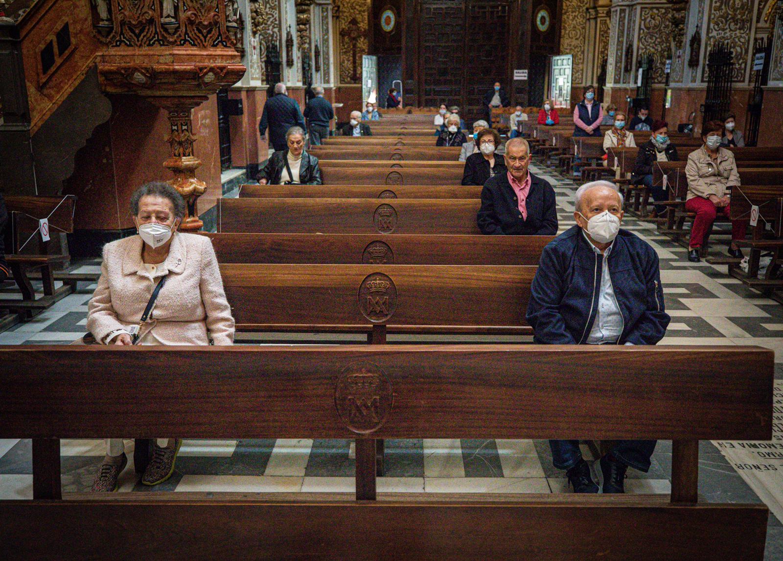 Fotos: Las iglesias de Granada vuelven a recibir a sus fieles