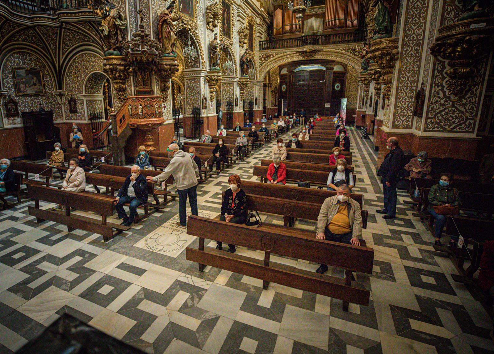 Fotos: Las iglesias de Granada vuelven a recibir a sus fieles