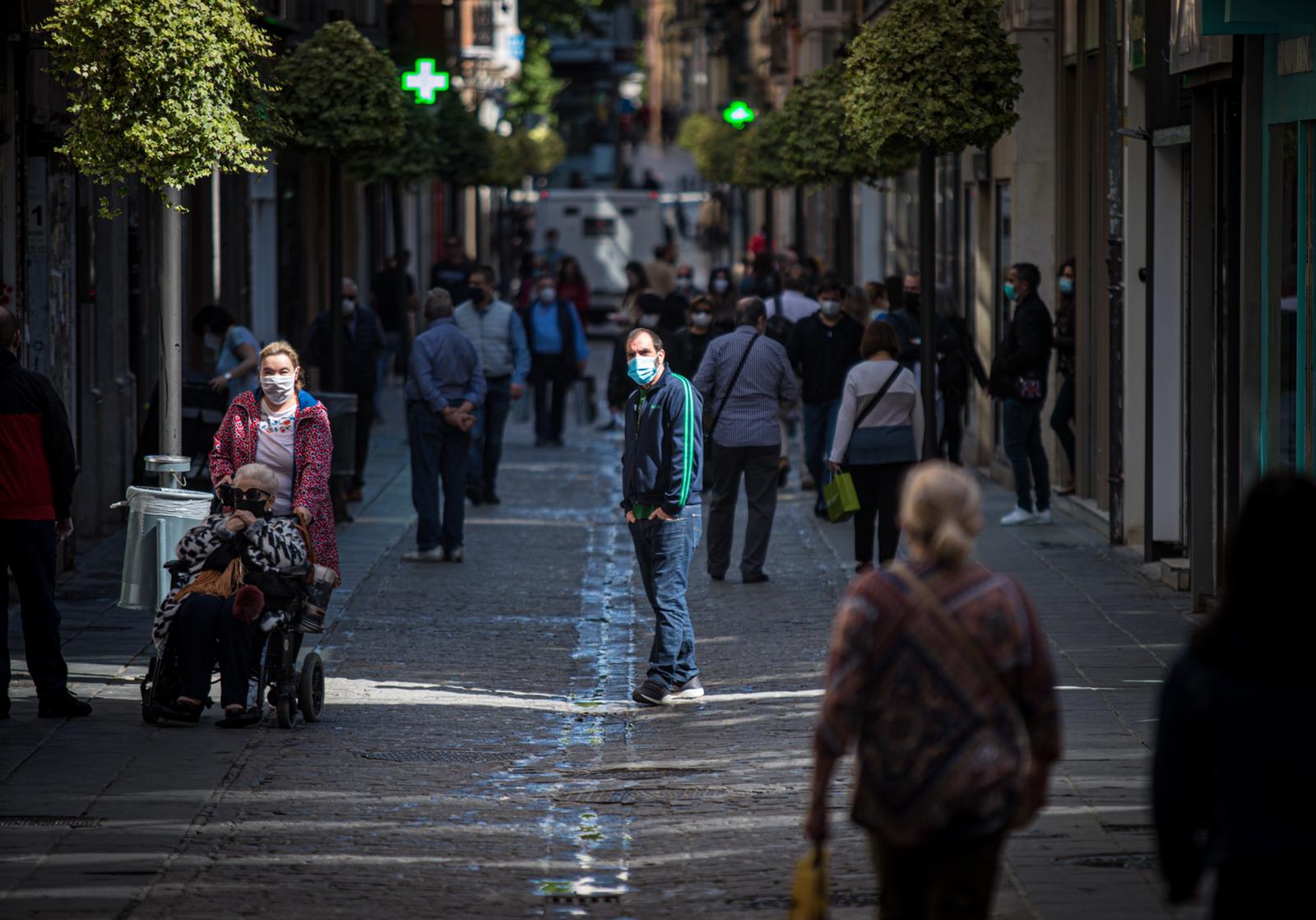 Fotos: Así se vive en Granada el primer día en la Fase 1