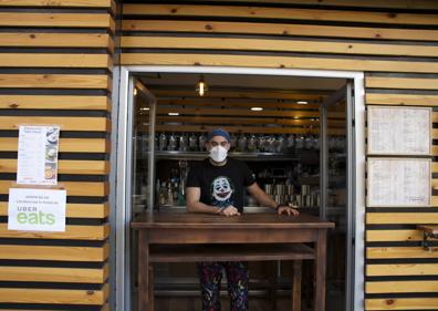Imagen secundaria 1 - Cafetería en Camino de Ronda; Jonathan, sirviendo desayunos para llevar; y lectores haciéndose con su periódico. 