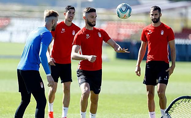 Los futbolistas del Granada, durante el entrenamiento de este martes. 