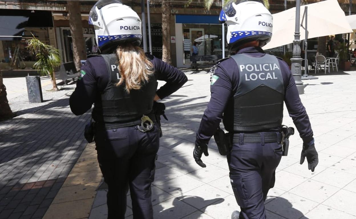 Dos bares de Granada se saltan la ley el primer día de fase 1 y acaban multados