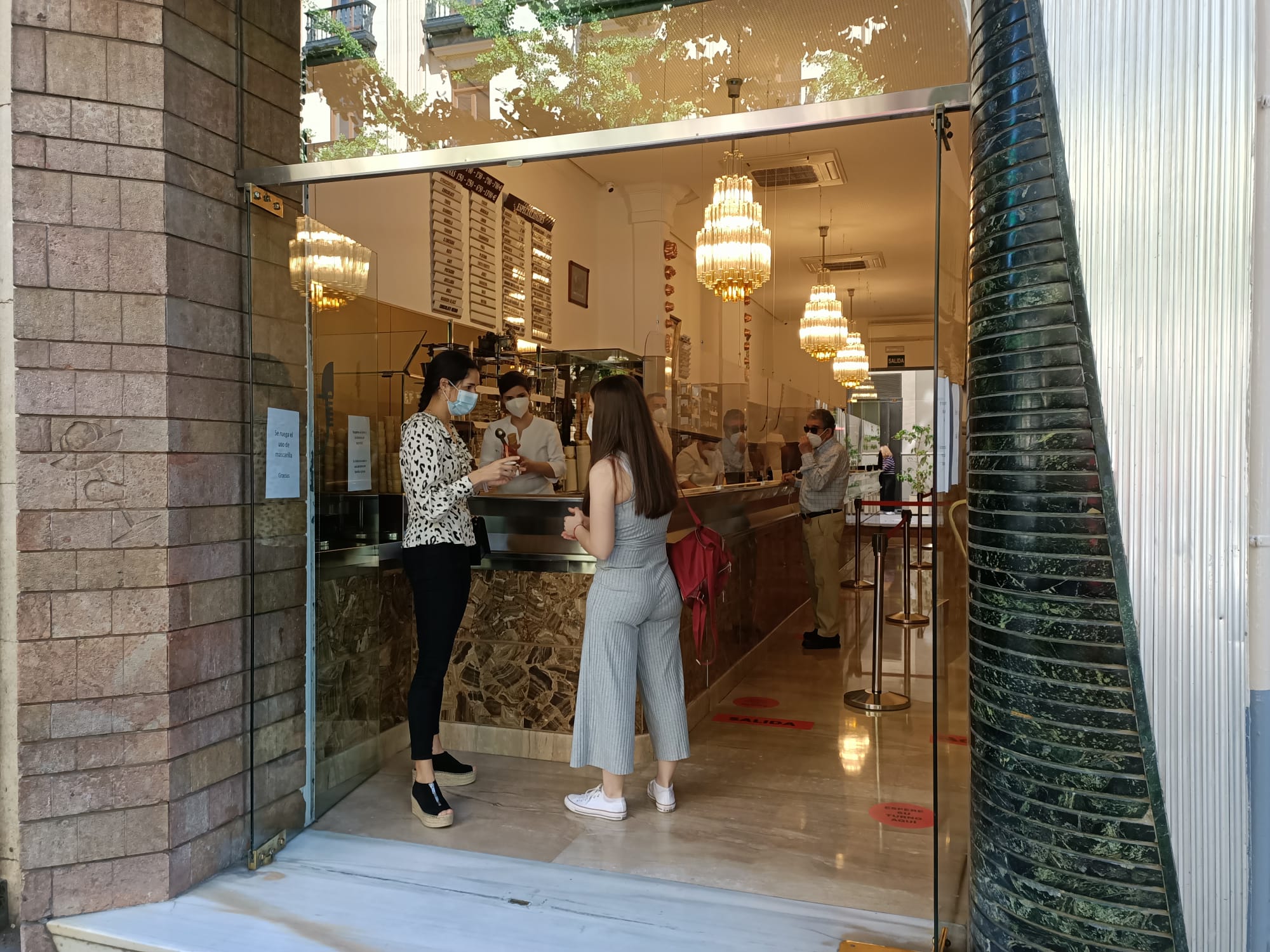 Fotos: La famosa heladería &#039;Los Italianos&#039; de Granada reabre al público