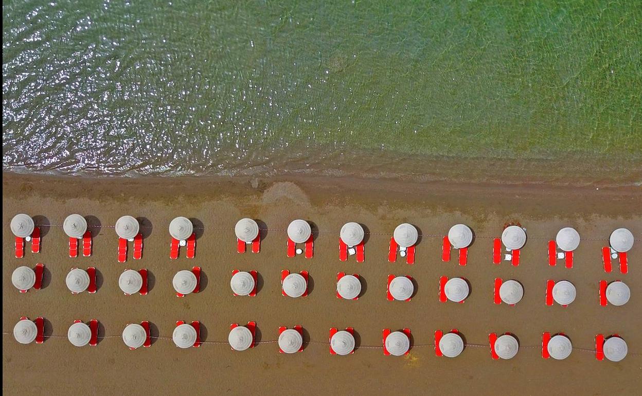 Así ha reabierto Grecia sus playas: ¿cómo es la vuelta a la normalidad?